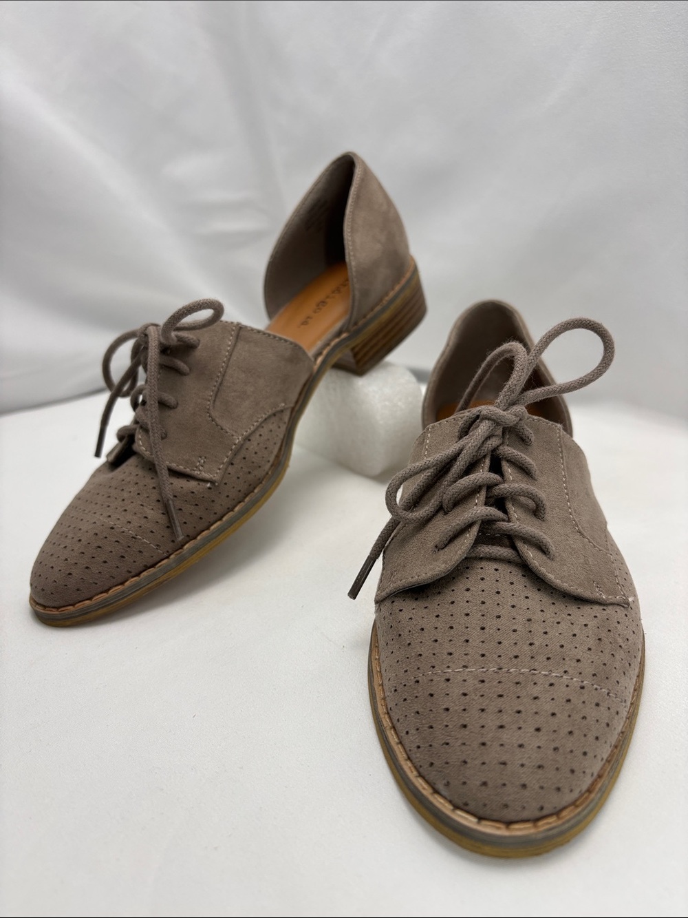 Vince Camuto Women’s 7.5 Taupe‎ Suede Perforated Lace-Up Flats #337